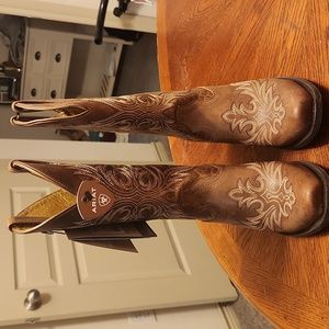 WESTERN LADIES ARIAT BOOTS